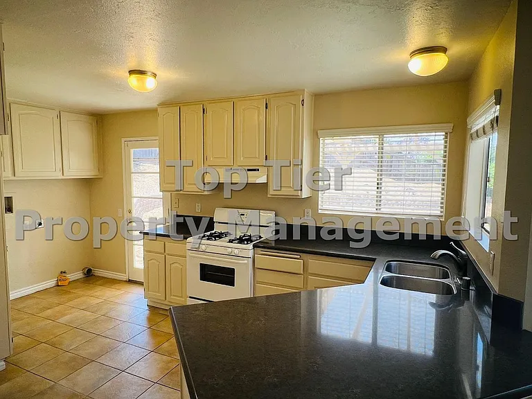 663 Cedar St — Photo 2