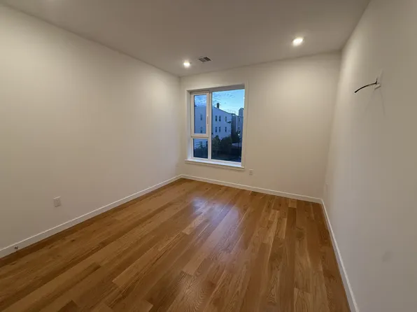 267 Old Colony Ave #1-302, Boston, MA 02127