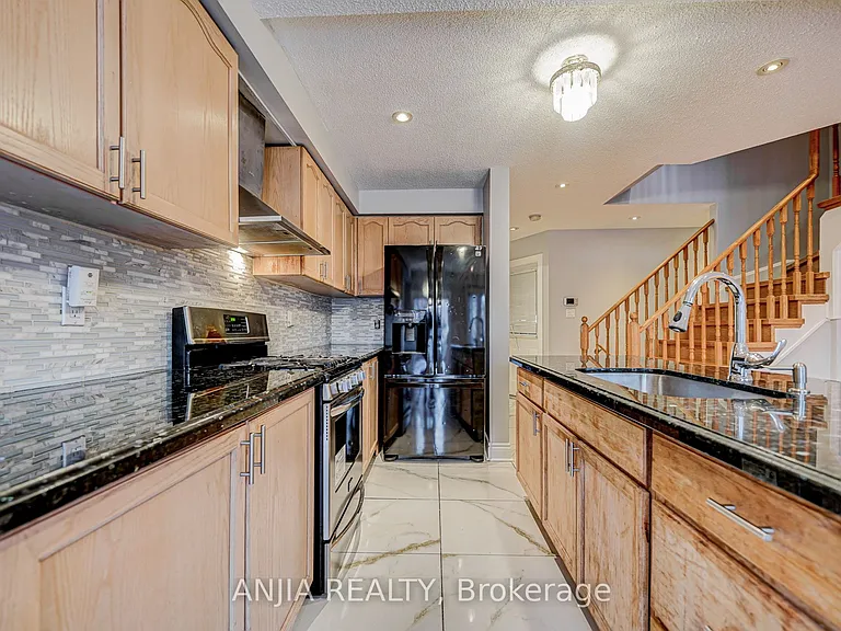 146 Billingsley Cres — Photo 12