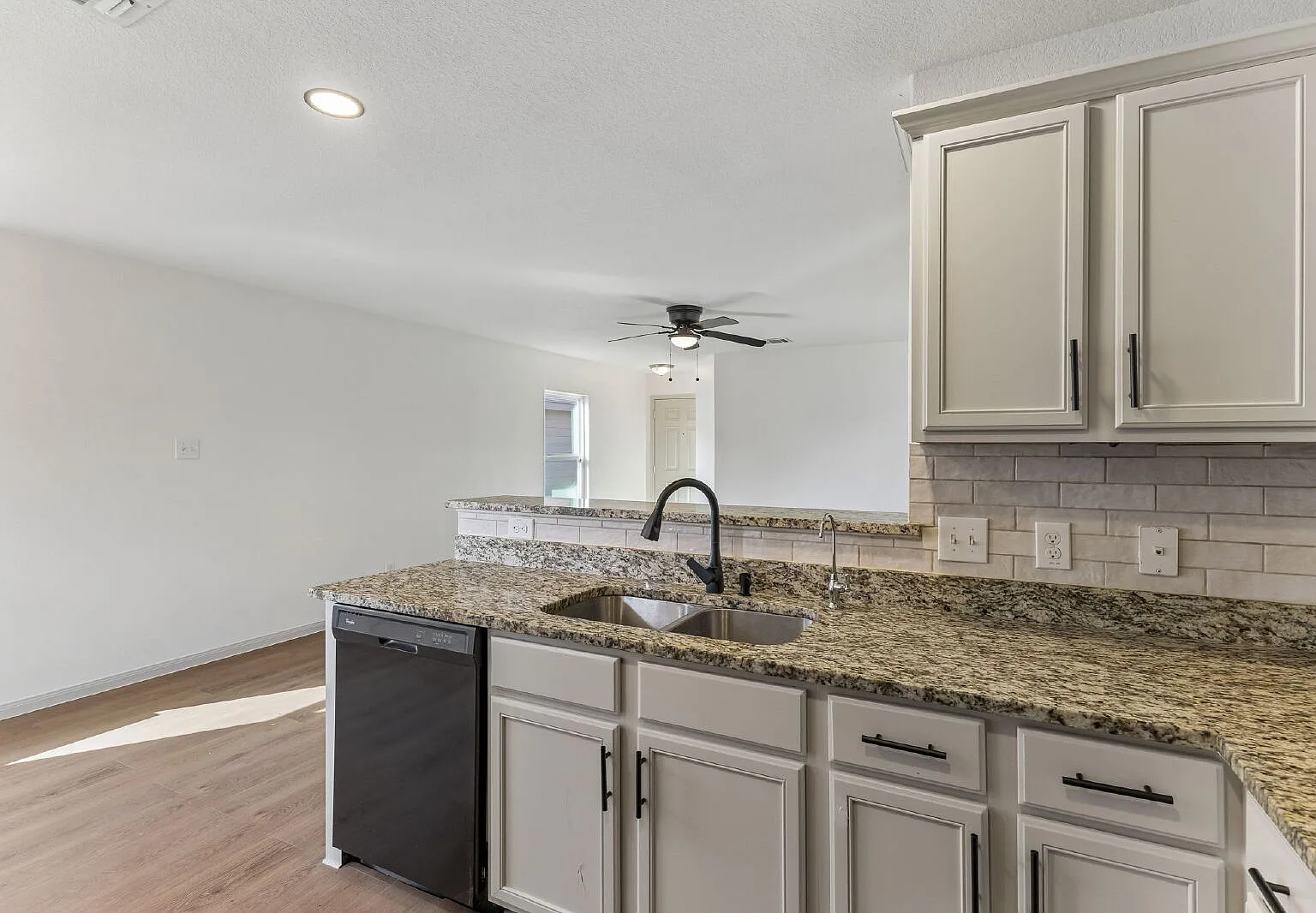 3 bed, 2.0 bath, 1167 sqft, $1,550 — Photo 4