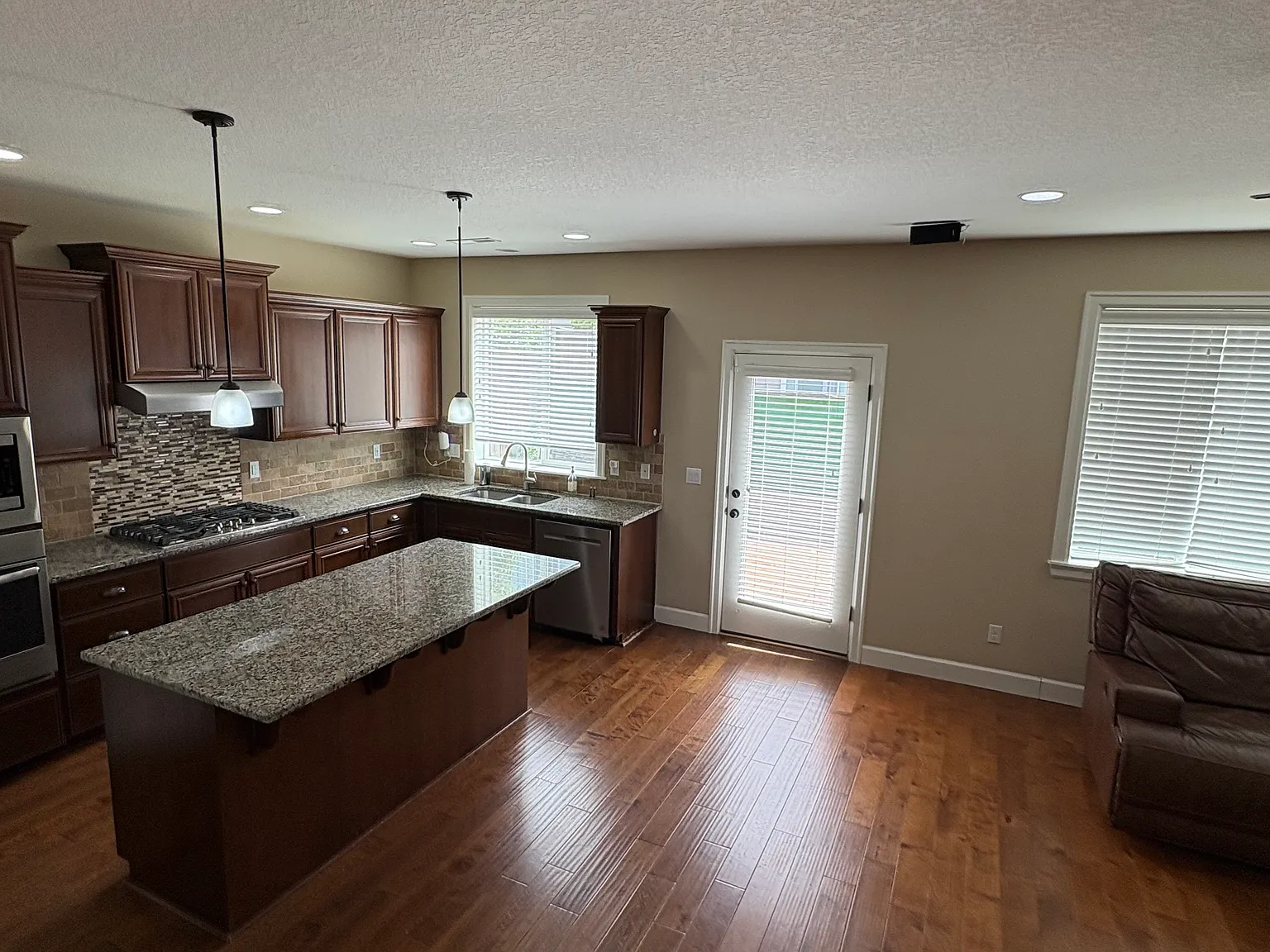 4 bed, 2547 sqft, $3,295 — Photo 4