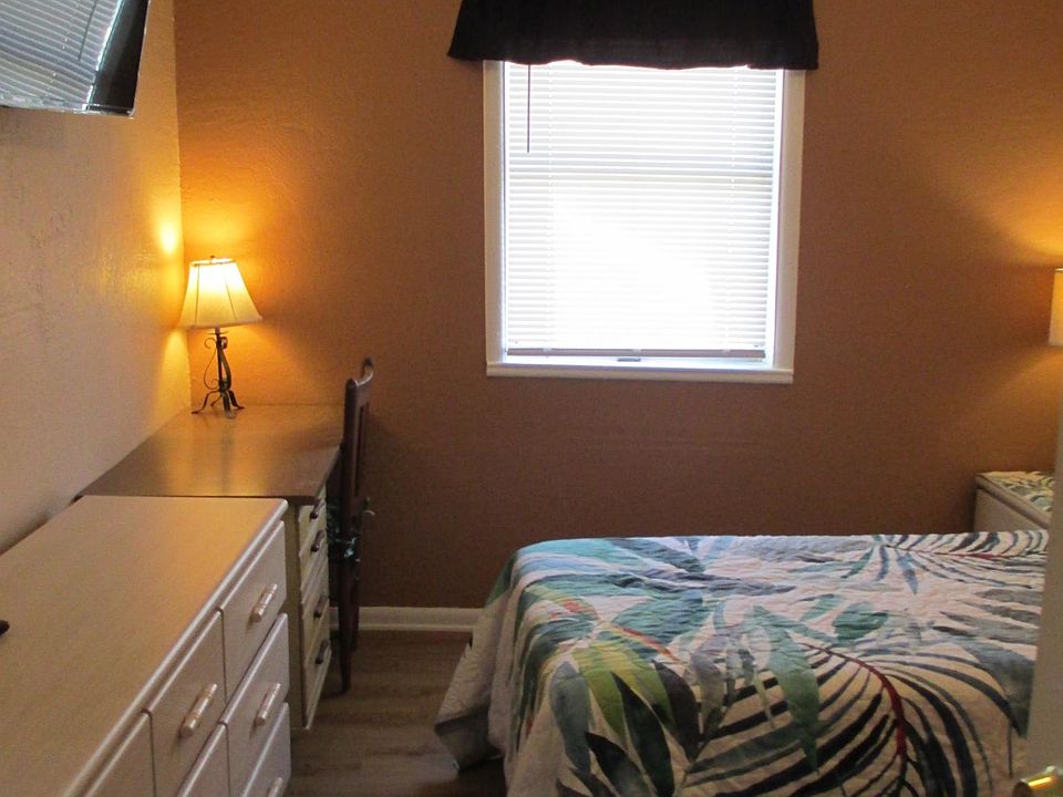 1st image of 702 Hughlett Ave Room 1