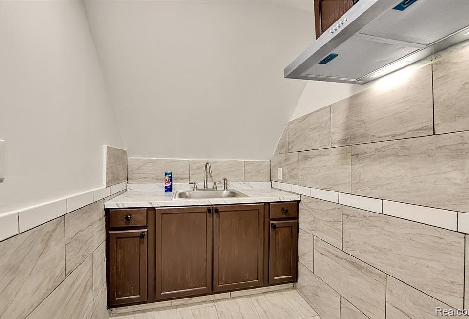 3851 Fredro St, photo 11