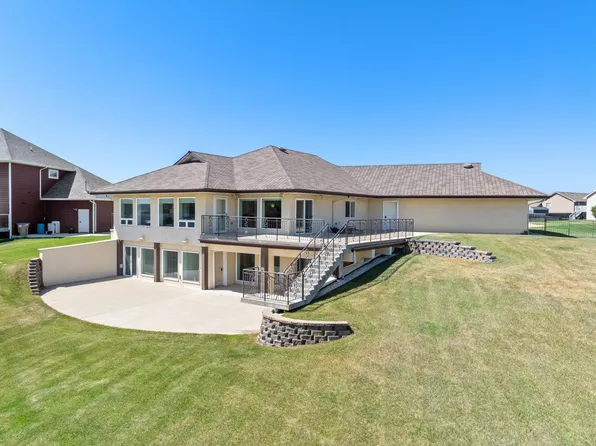 2817 Crescent Dr NW, Minot, ND 58703