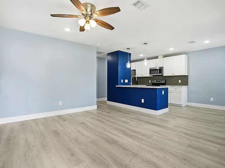 1010 Clinton Park St — Photo 3