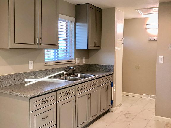 Designer Cabinets, Quartz Countertops & Porcelain Tile in Ki