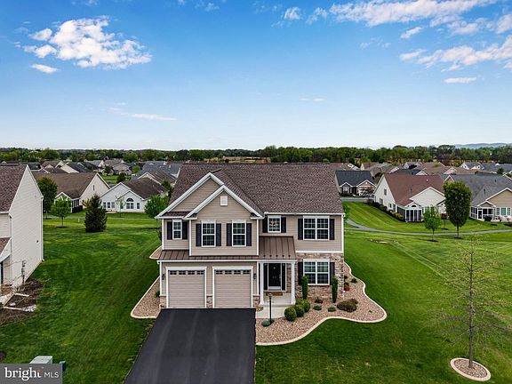 3rd image of 50 Danbury Dr