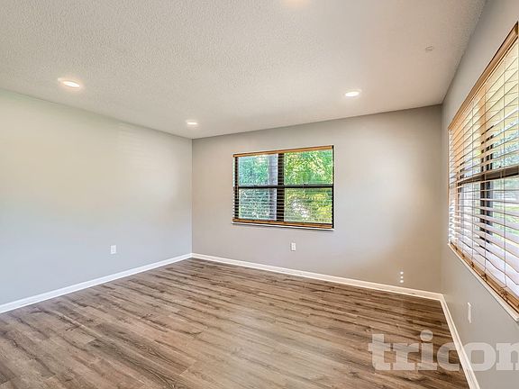 4th image of 348 Barbara Cir
