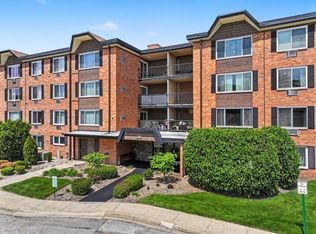 1227 S Old Wilke Rd APT 210, Arlington Heights, IL 60005