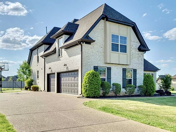 3rd image of 902 Larkspur Ln