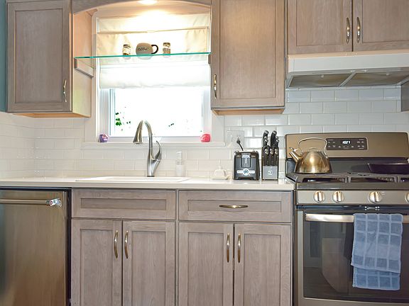 5th image of 8987 Eastview Dr