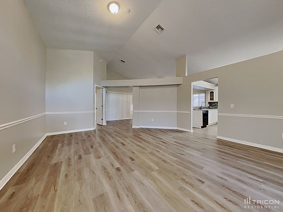 4th image of 1076 Manigan Ave