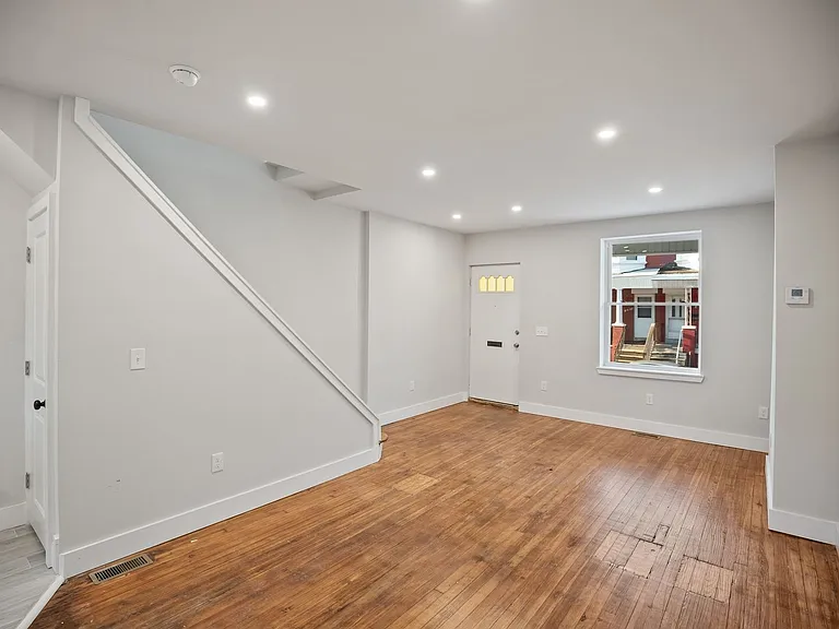 1227 S Peach St — Photo 2