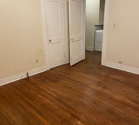 5th image of 907 Center St