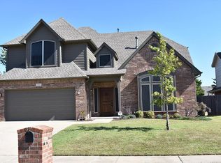 1021 N Yellowood Ave, Broken Arrow, OK 74012