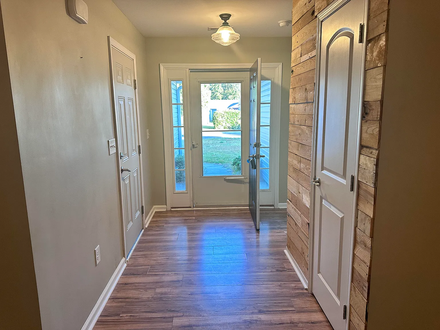 3 bed, 1287 sqft, $2,200 — Photo 3
