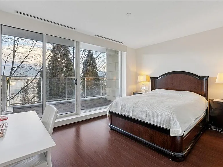 1139 Cordova St W — Photo 13
