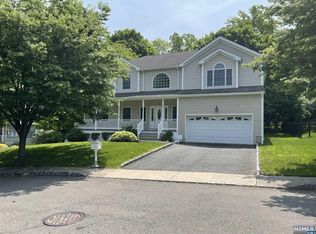 320 Vollmer Ct, Northvale, NJ 07647