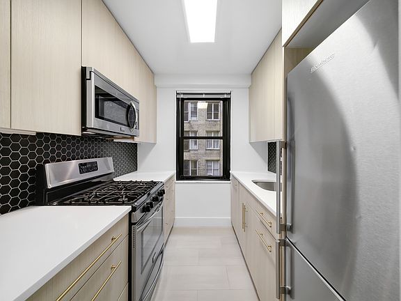 3rd image of 315 W 57th St APT 11H