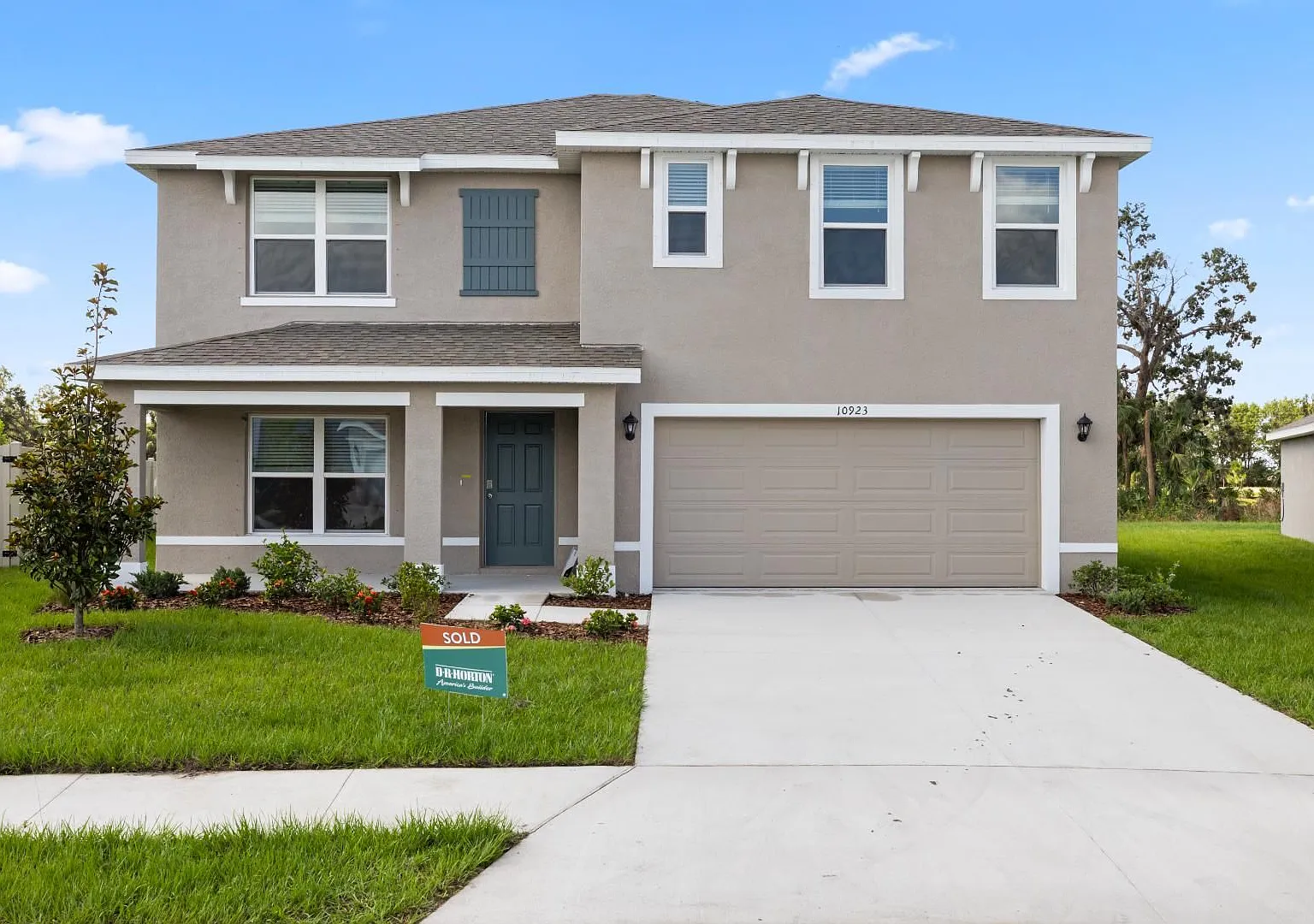 Spacious 5 Bedroom - Fenced In Yard! — Photo 1