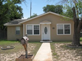111 W Evergreen St, Uvalde, TX 78801