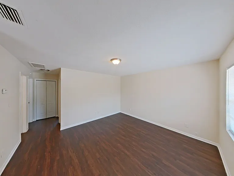 921 E Poinsettia Ave — Photo 2