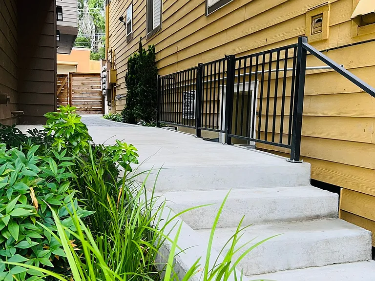 South Lane Apartments — Photo 14