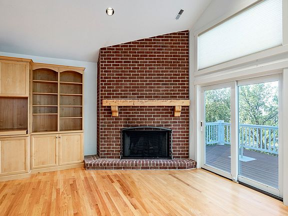 3rd image of 733 Summit Way