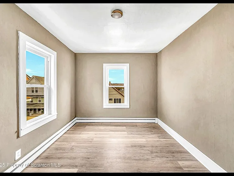 1061 Carmalt St — Photo 8