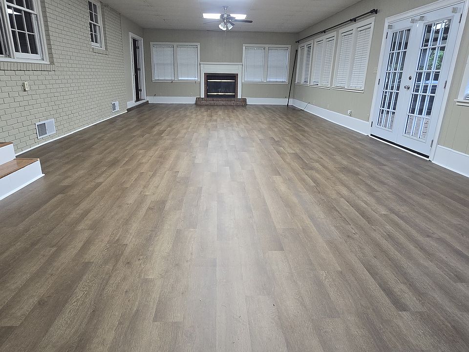 Entertainment room/Great Room
1000 Sq ft
New floors & Paint