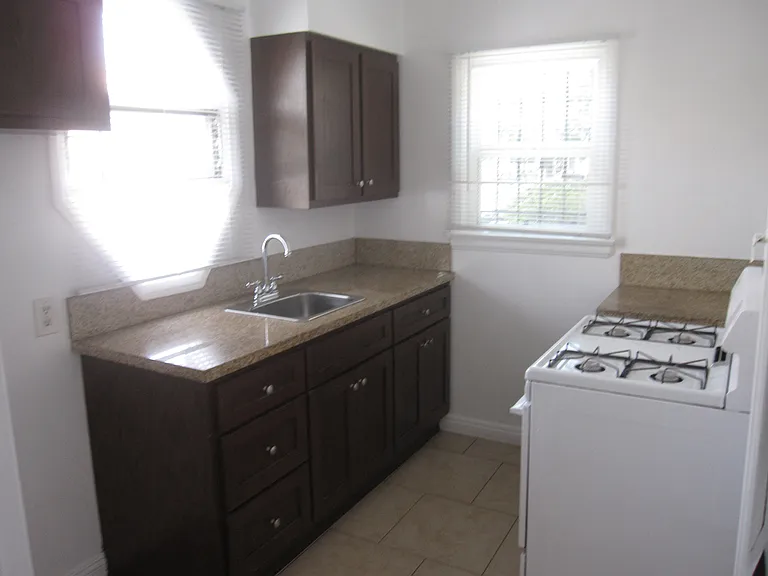 637 S Dunsmuir Ave #1 — Photo 4