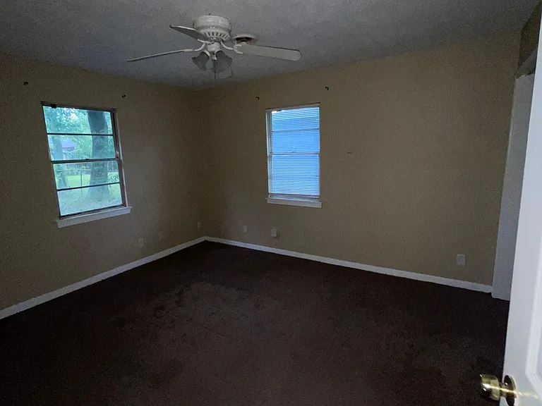 257 Roxton Ln — Photo 6