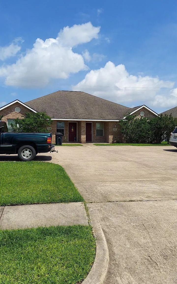 3 bed, 1326 sqft, $1,650 — Photo 1
