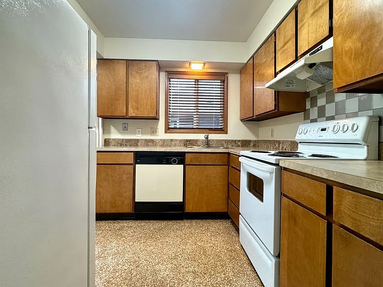 0101-01 - Crownaire Apartments — Photo 7