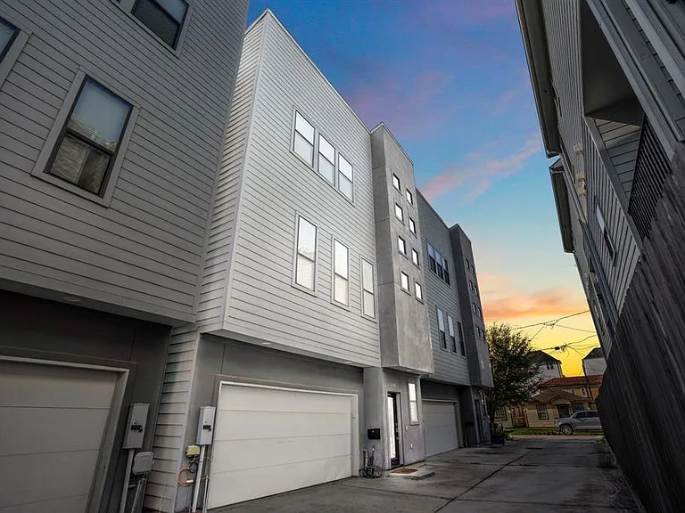 2105 Hadley St — Photo 2