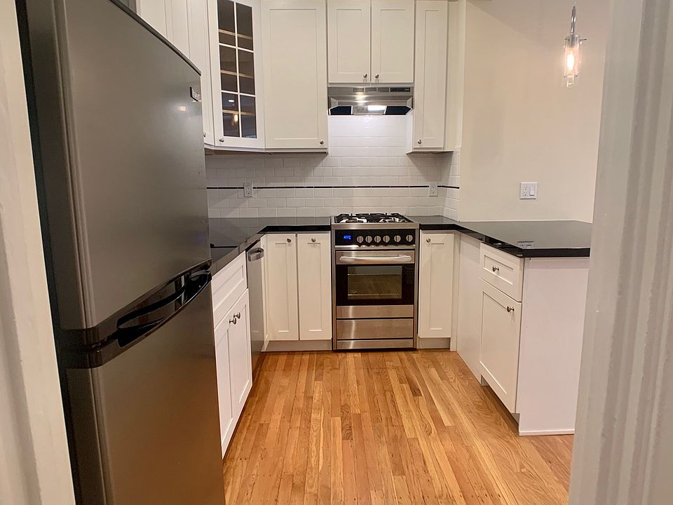 1st image of 230 Oak St #25