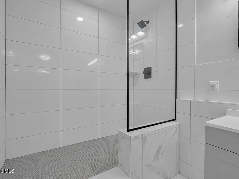 2402 N Kansas St #B — Photo 24