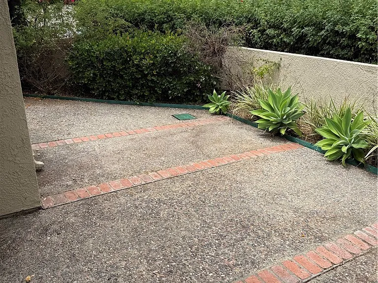 69 Stanford Ct — Photo 16