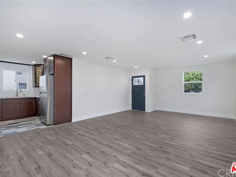 2319 S Redondo Blvd — Photo 4