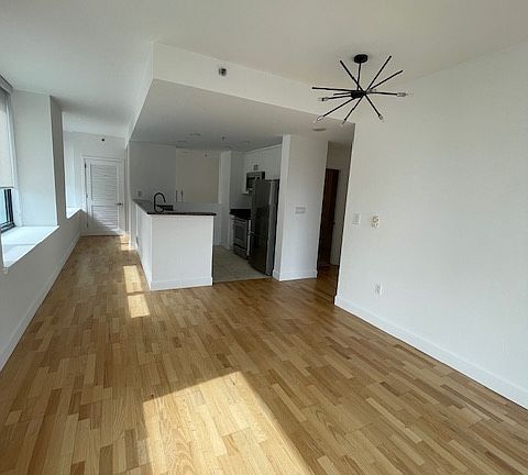 4th image of 250 King St Unit 682