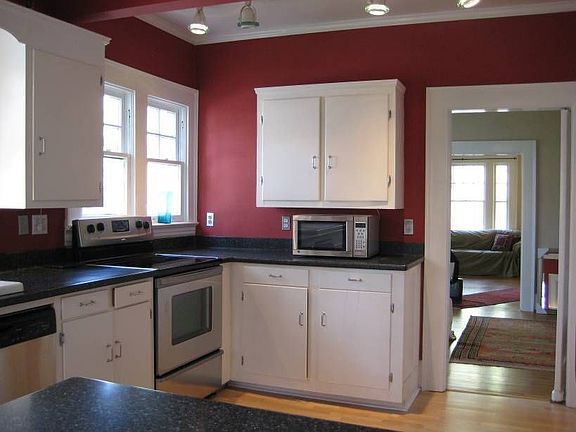 lovely kitchen w/ ss appliances