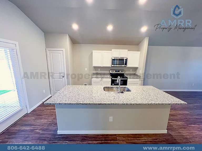 2029 Kenwood Ave — Photo 3