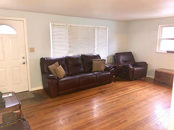 3rd image of 115 Valley Dr