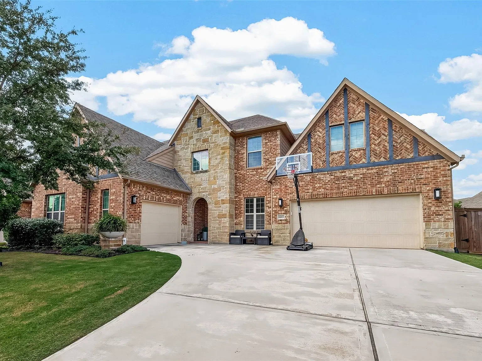 4 bed, 6.0 bath, 4428 sqft, $5,550 — Photo 2