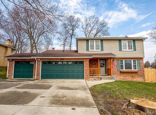 8090 Casa Mia Dr, White Lake, MI 48386