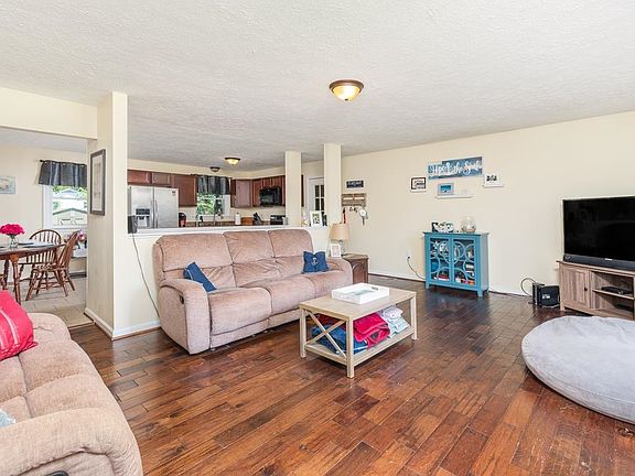 5th image of 32 Cooper Dr