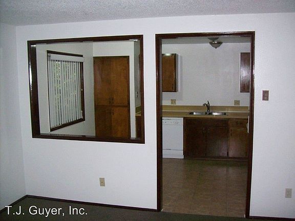 3rd image of 415 N Oak St APT 4