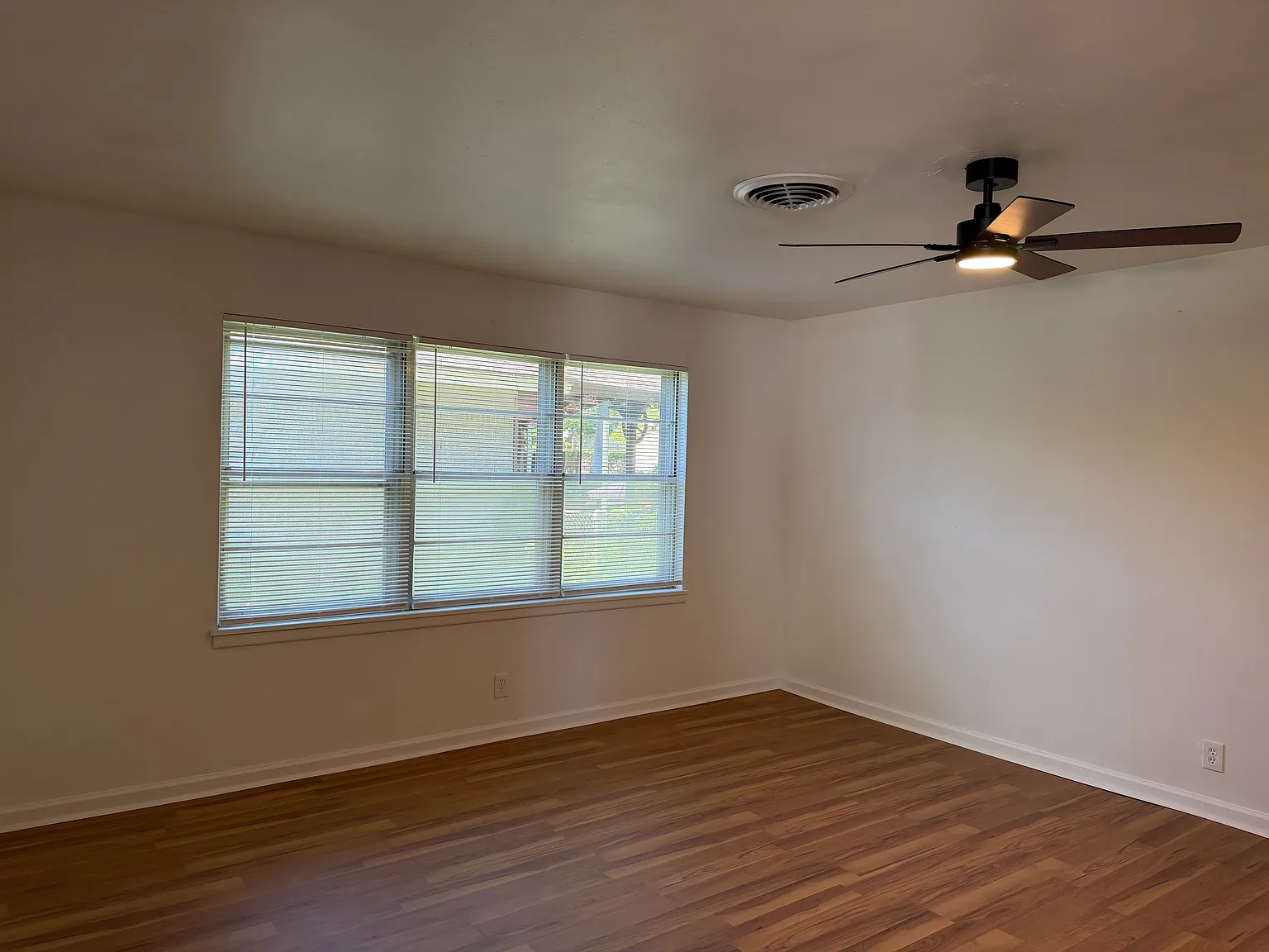 3 bed, 1.5 bath, 1161 sqft, $1,650 — Photo 3
