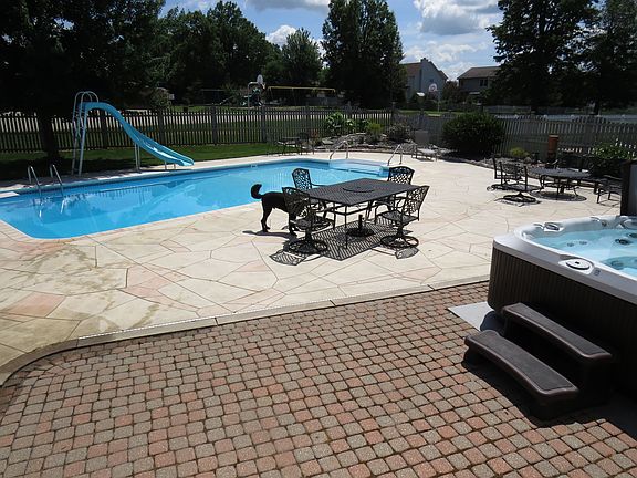 4th image of 135 Ravenglass Blvd