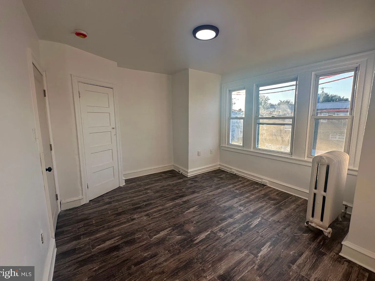 3 bed, 1.0 bath, 1128 sqft, $1,600 — Photo 3